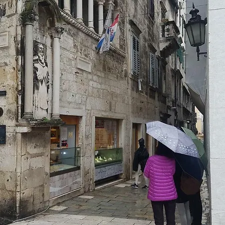 Ciprianis Center Split