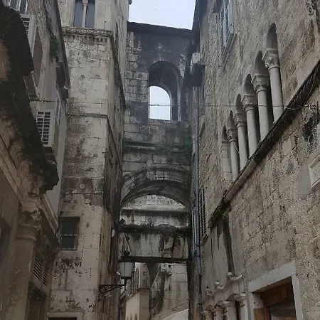 Ciprianis Center Split