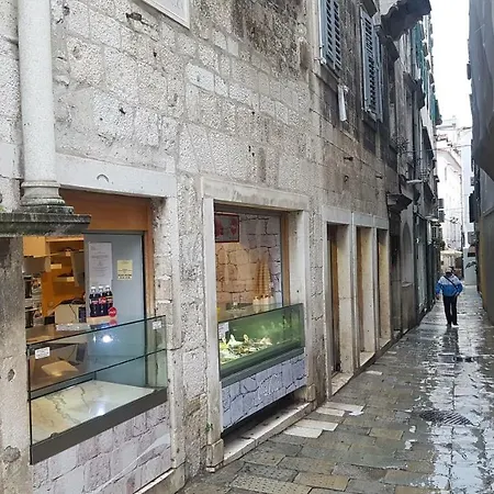 Ciprianis Center Split