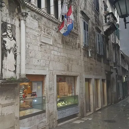 Ciprianis Center Split